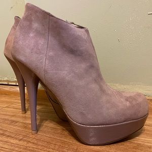 Awesome taupe zip up leather Steve Madden booties